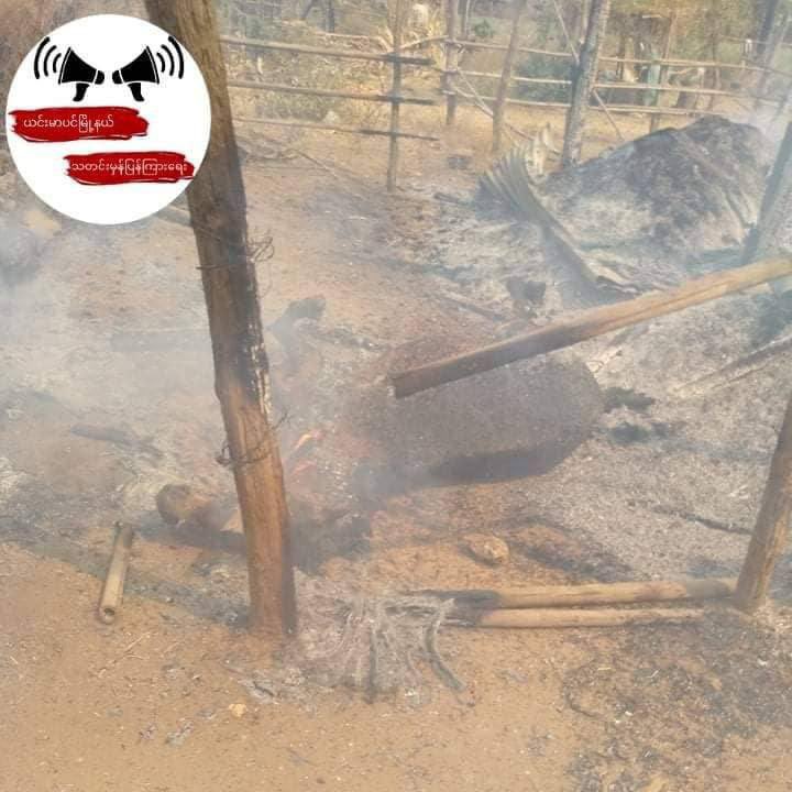 Su10232799's tweet photo. Junta troops set an arson to 14 houses in Htan Zin Village in Yinmarbin Township, Sagaing Region. They stole valuables and cash from houses. #WhatsHappeningInMyanmar #2022Mar17Coup https://t.co/QLhvbnKPXc