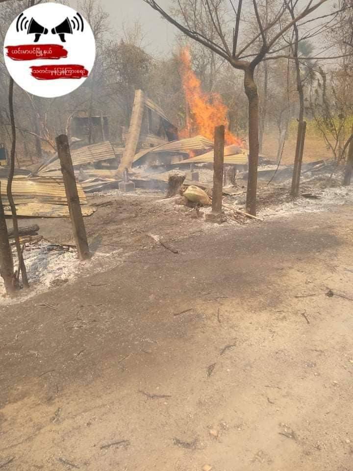 Su10232799's tweet photo. Junta troops set an arson to 14 houses in Htan Zin Village in Yinmarbin Township, Sagaing Region. They stole valuables and cash from houses. #WhatsHappeningInMyanmar #2022Mar17Coup https://t.co/QLhvbnKPXc