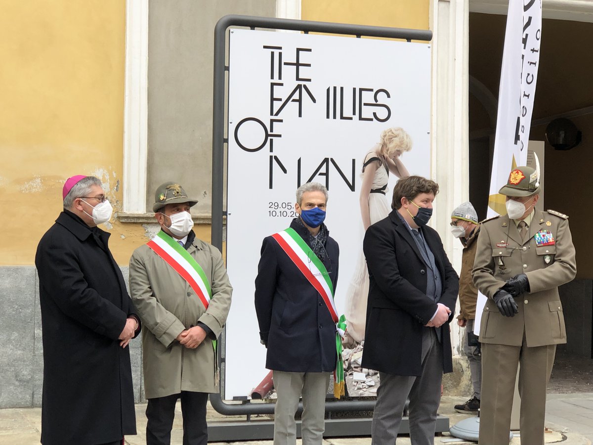 ComunediAosta's tweet photo. Il sindaco @nuti_g in rappresentanza della città di #Aosta per onorare il 150° anniversario del corpo degli #Alpini. Dopo la deposizione di una corona ai caduti, scoperta una targa in piazza #Roncas sull’antica sede dell’ottava Compagnia Aosta.
@ana_web @Esercito #150alpini https://t.co/BxsYUYzrgq