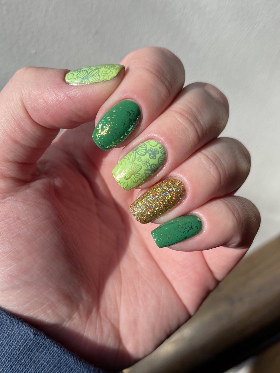 Bethsnailss's tweet photo. 1 yr + 21 weeks. St. Patrick’s Day and a purple mani. So many polishes! 🍀💅🏼

@holotaco
Green Screen
Here For The Payday
Gold Play Button
Lunar US
Magenta Jelly
Work Bestie
Aurora US
Purple with Envy
Glitterally Purple
Lavender Syrup
 
#maniology
It’s Lit
Shangri La https://t.co/gMA7QyLbfb