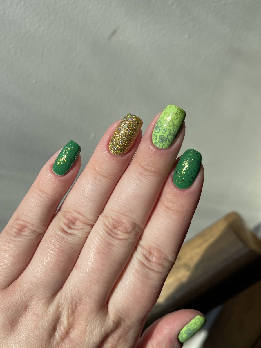 Bethsnailss's tweet photo. 1 yr + 21 weeks. St. Patrick’s Day and a purple mani. So many polishes! 🍀💅🏼

@holotaco
Green Screen
Here For The Payday
Gold Play Button
Lunar US
Magenta Jelly
Work Bestie
Aurora US
Purple with Envy
Glitterally Purple
Lavender Syrup
 
#maniology
It’s Lit
Shangri La https://t.co/gMA7QyLbfb