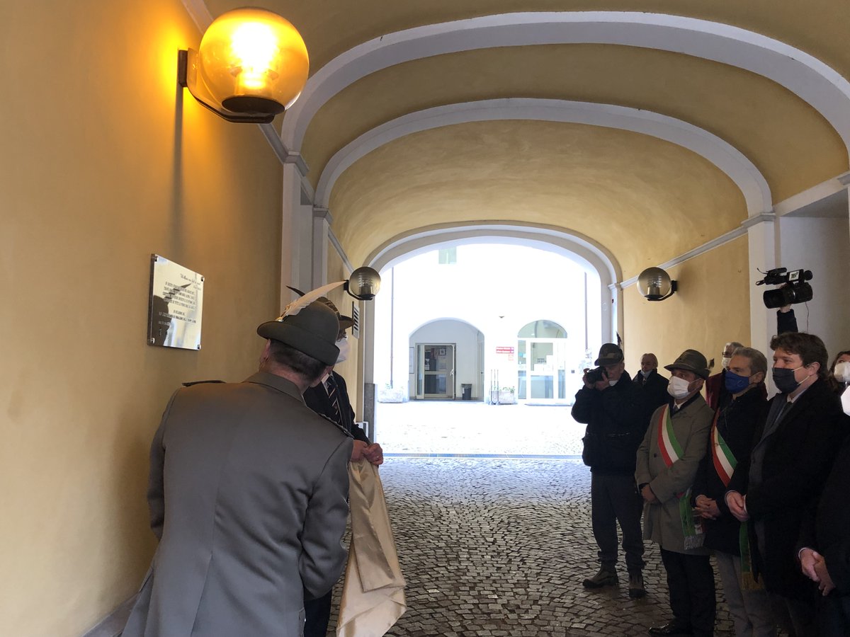 ComunediAosta's tweet photo. Il sindaco @nuti_g in rappresentanza della città di #Aosta per onorare il 150° anniversario del corpo degli #Alpini. Dopo la deposizione di una corona ai caduti, scoperta una targa in piazza #Roncas sull’antica sede dell’ottava Compagnia Aosta.
@ana_web @Esercito #150alpini https://t.co/BxsYUYzrgq