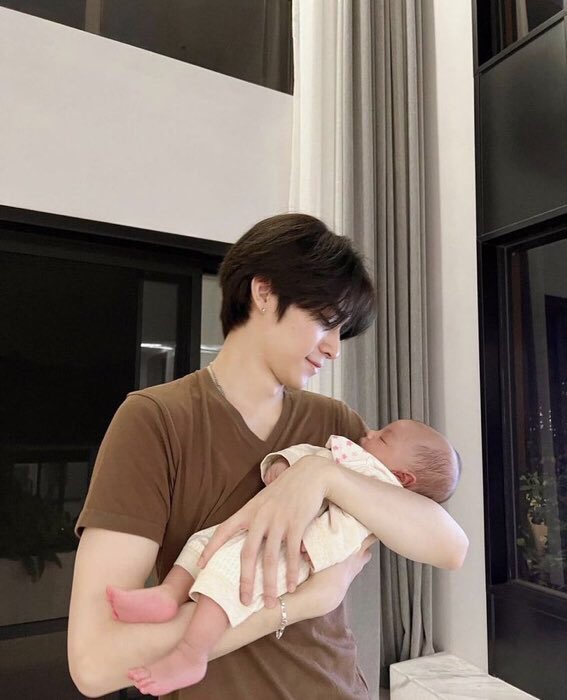 ciuzeon's tweet photo. xiaojun ig posts 📸💛

as a mother                      as an uncle https://t.co/3tGIhrUaYr
