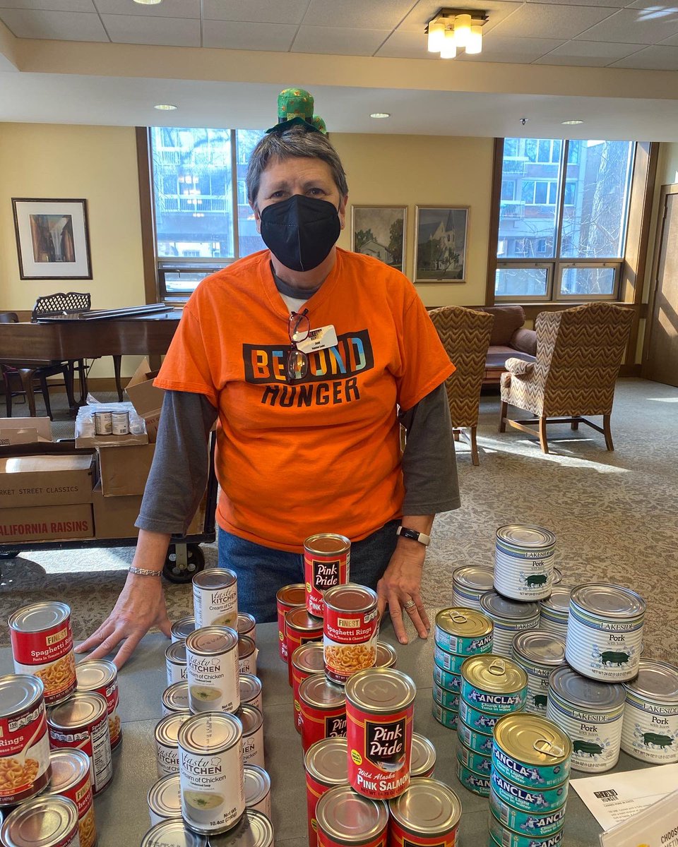 gobeyondhunger's tweet photo. Not just today - we feel lucky everyday to have such spirited volunteers! You can get in the spirit too. Join our volunteer crew: https://t.co/F45IWSYeRi #luck #lucky #stpatricksday #greens #green #gobeyondhunger #beyondhunger https://t.co/kxCutL7Wef