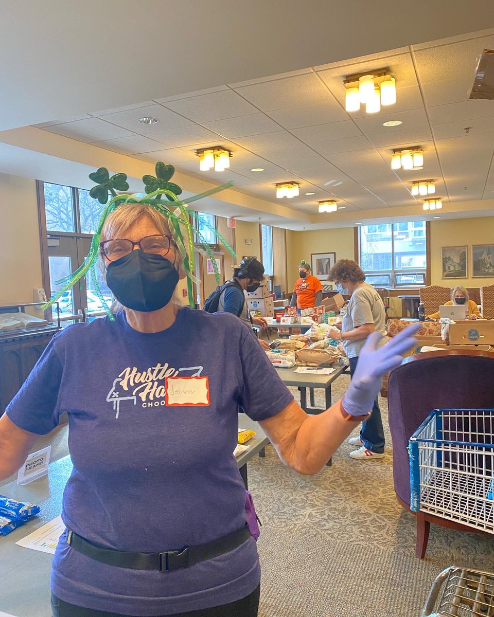 gobeyondhunger's tweet photo. Not just today - we feel lucky everyday to have such spirited volunteers! You can get in the spirit too. Join our volunteer crew: https://t.co/F45IWSYeRi #luck #lucky #stpatricksday #greens #green #gobeyondhunger #beyondhunger https://t.co/kxCutL7Wef