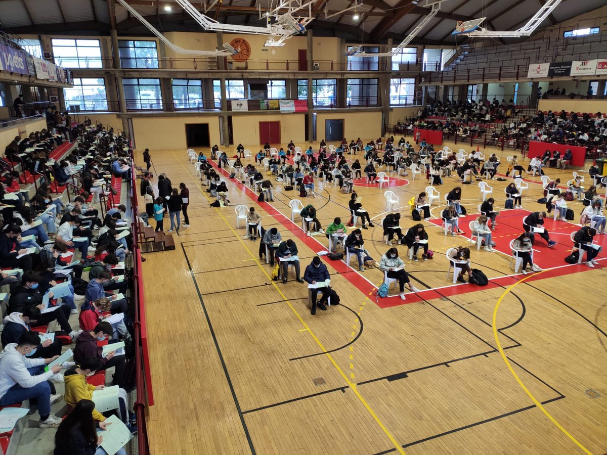 EDUN_IB's tweet photo. Alumnat de totes les Illes ha tornat a demostrar avui els seus coneixements matemàtics d'una manera lúdica i presencial amb les proves Cangur que organitza @SBMXEIX 
Un guster tornar a veure les grades plenes a Palma, Campos, Inca, Manacor i Calvià😷👏 https://t.co/HLlk6FVwoK