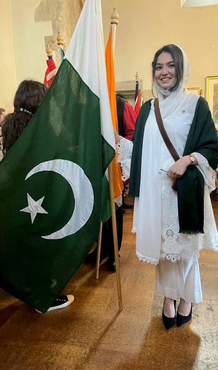 aishakhawarbutt's tweet image. It was an absolute honour to be a flagbearer from Pakistan. I am grateful to @commonwealthsec @FCDOGovUK @PakistaninUK @commschols for providing me with the opportunity. My dream of representing Pakistan has become a reality. #CommonwealthDay2022 #PakistanZindabad #CSCPakistan