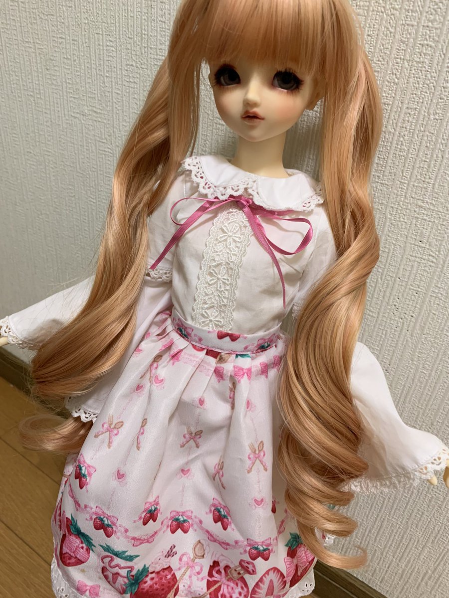 mou3cocofactory's tweet photo. アイドール仙台はやっぱり地震の絡みからも参加出来なさう。写真が販売予定だった、ブラウスとスカートです。定番の可愛いロリータ服をお人形さんに着せたかった。SDサイズとSDMサイズで頒布予定でしたが、通販の需要ありますかね?
#cocofactory https://t.co/sFDGVySYmb