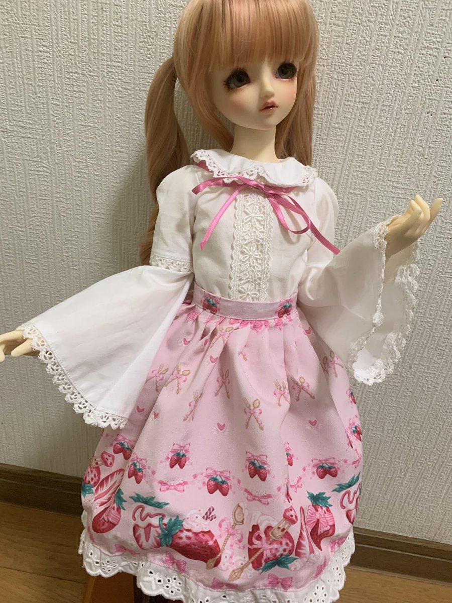 mou3cocofactory's tweet photo. アイドール仙台はやっぱり地震の絡みからも参加出来なさう。写真が販売予定だった、ブラウスとスカートです。定番の可愛いロリータ服をお人形さんに着せたかった。SDサイズとSDMサイズで頒布予定でしたが、通販の需要ありますかね?
#cocofactory https://t.co/sFDGVySYmb