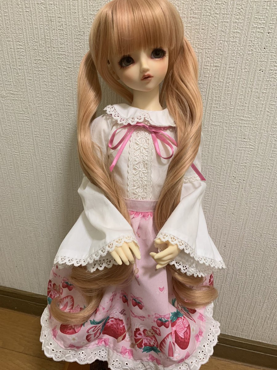 mou3cocofactory's tweet photo. アイドール仙台はやっぱり地震の絡みからも参加出来なさう。写真が販売予定だった、ブラウスとスカートです。定番の可愛いロリータ服をお人形さんに着せたかった。SDサイズとSDMサイズで頒布予定でしたが、通販の需要ありますかね?
#cocofactory https://t.co/sFDGVySYmb