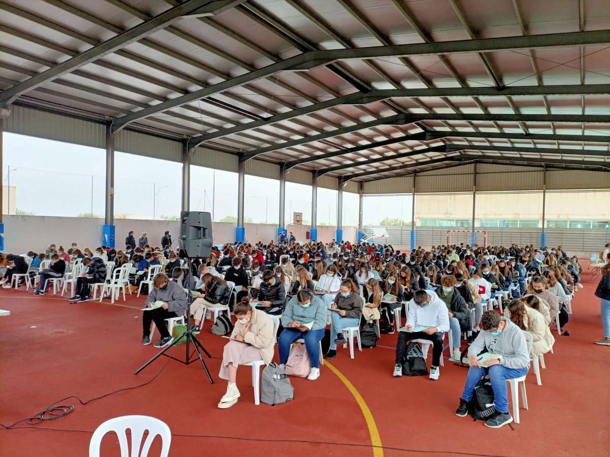 EDUN_IB's tweet photo. Alumnat de totes les Illes ha tornat a demostrar avui els seus coneixements matemàtics d'una manera lúdica i presencial amb les proves Cangur que organitza @SBMXEIX 
Un guster tornar a veure les grades plenes a Palma, Campos, Inca, Manacor i Calvià😷👏 https://t.co/HLlk6FVwoK