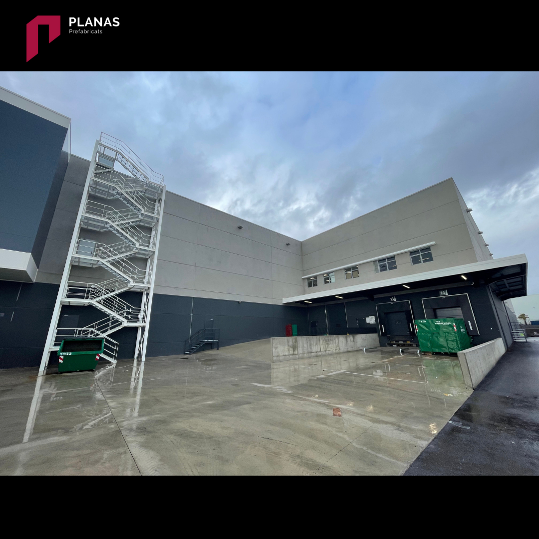 pref_planas's tweet photo. 👉 Aquest darrer any hem finalitzat un nou centre logístic a Viladecans (Barcelona), al polígon Ca n'Alemany.

Aquest edifici amb més de 25.000 m² construïts, destaca sobretot per tenir una façana prefabricada amb aïllament continu.

📞972 843 512⁣ https://t.co/mHqrIsvv8L