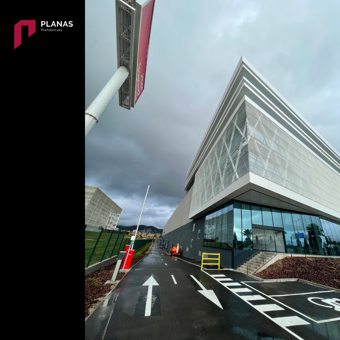 👉 Aquest darrer any hem finalitzat un nou centre logístic a Viladecans (Barcelona), al polígon Ca n'Alemany.

Aquest edifici amb més de 25.000 m² construïts, destaca sobretot per tenir una façana prefabricada amb aïllament continu.

📞972 843 512⁣