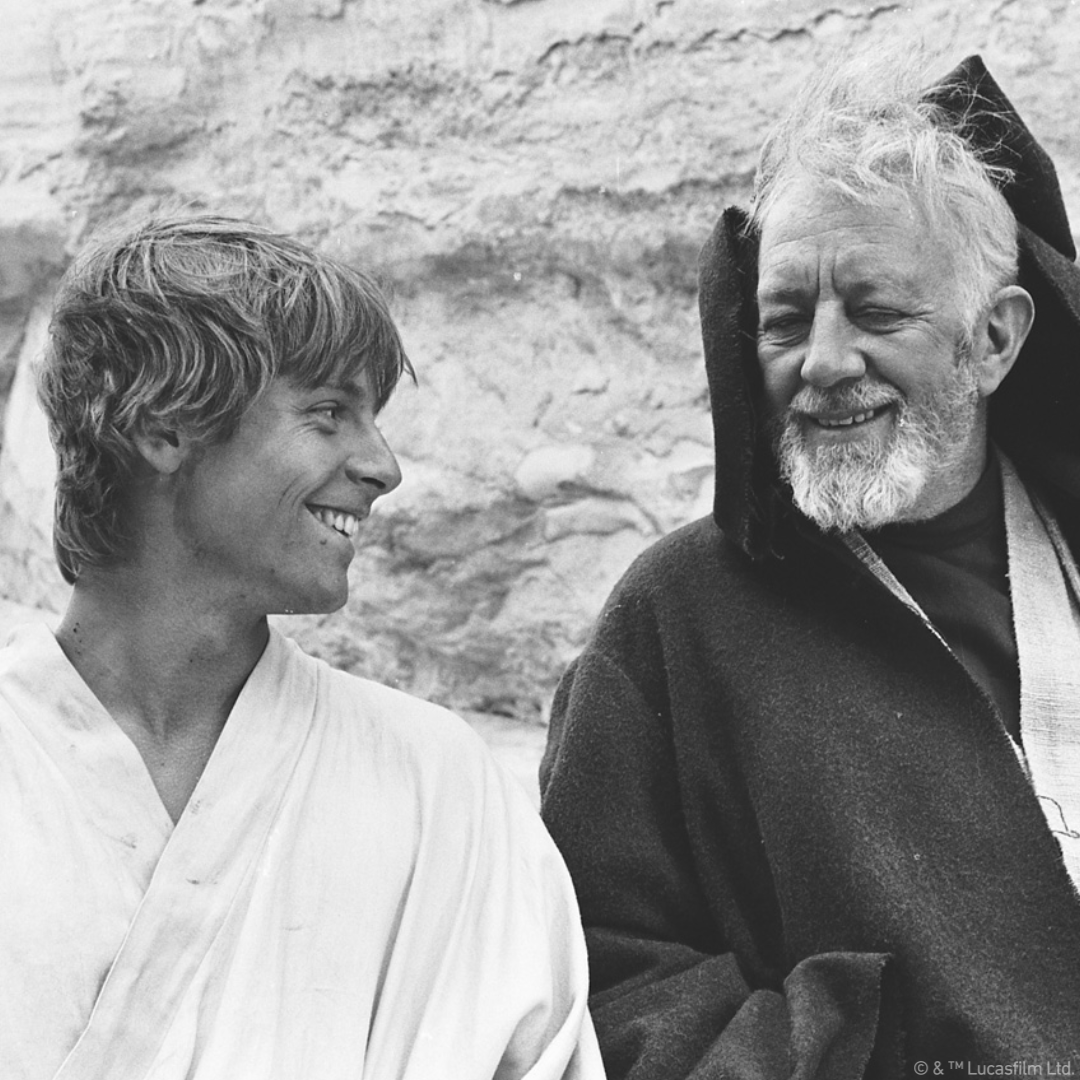 StarWarsIT's tweet photo. Tutti hanno un insegnante preferito.
Mark Hamill e Sir Alec Guinness che condividono una risata sul set di Star Wars: Una Nuova Speranza in Tunisia. (1976) https://t.co/Ibr8wtnXgG