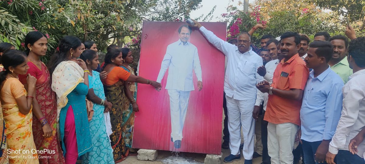 dasari_manohar's tweet photo. రాష్ట్ర వ్యాప్తంగా ఉన్నటువంటి ఫీల్డ్ అసిస్టెంట్లను, తిరిగి వారి విధులలో తీసుకున్నందుకు వారందరి తరఫున గౌరవ ముఖ్యమంత్రి  వర్యులు శ్రీ KCR గారికి కృతజ్ఞతలు తెలిపి నియోజకవర్గ ఫీల్డ్ అసిస్టెంట్లతో కలిసి పాలాభిషేకం చేసిన గౌరవ ఎమ్మెల్యే దాసరి మనోహర్ రెడ్డి గారు.@KTRTRS @trspartyonline https://t.co/jn8bA1bEgY