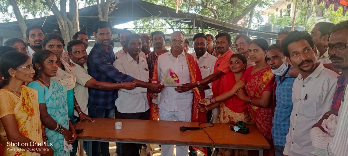 dasari_manohar's tweet photo. రాష్ట్ర వ్యాప్తంగా ఉన్నటువంటి ఫీల్డ్ అసిస్టెంట్లను, తిరిగి వారి విధులలో తీసుకున్నందుకు వారందరి తరఫున గౌరవ ముఖ్యమంత్రి  వర్యులు శ్రీ KCR గారికి కృతజ్ఞతలు తెలిపి నియోజకవర్గ ఫీల్డ్ అసిస్టెంట్లతో కలిసి పాలాభిషేకం చేసిన గౌరవ ఎమ్మెల్యే దాసరి మనోహర్ రెడ్డి గారు.@KTRTRS @trspartyonline https://t.co/jn8bA1bEgY