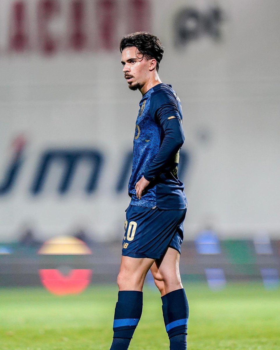 Ao vermos a lista dos convocados de Portugal para o playoff de apuramento para o Mundial, conseguimos concluir que Vitinha afinal joga ténis. 🤦
