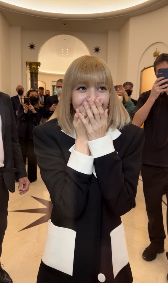 yrilvr's tweet photo. lisa is literally so pretty wth #LISAINROME https://t.co/o0k5nukaJk