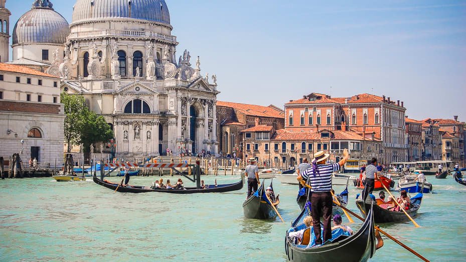 CrestviewGate's tweet photo. Even after all that gelato, I still fit on a boat. https://t.co/Ij3wU7tXZq