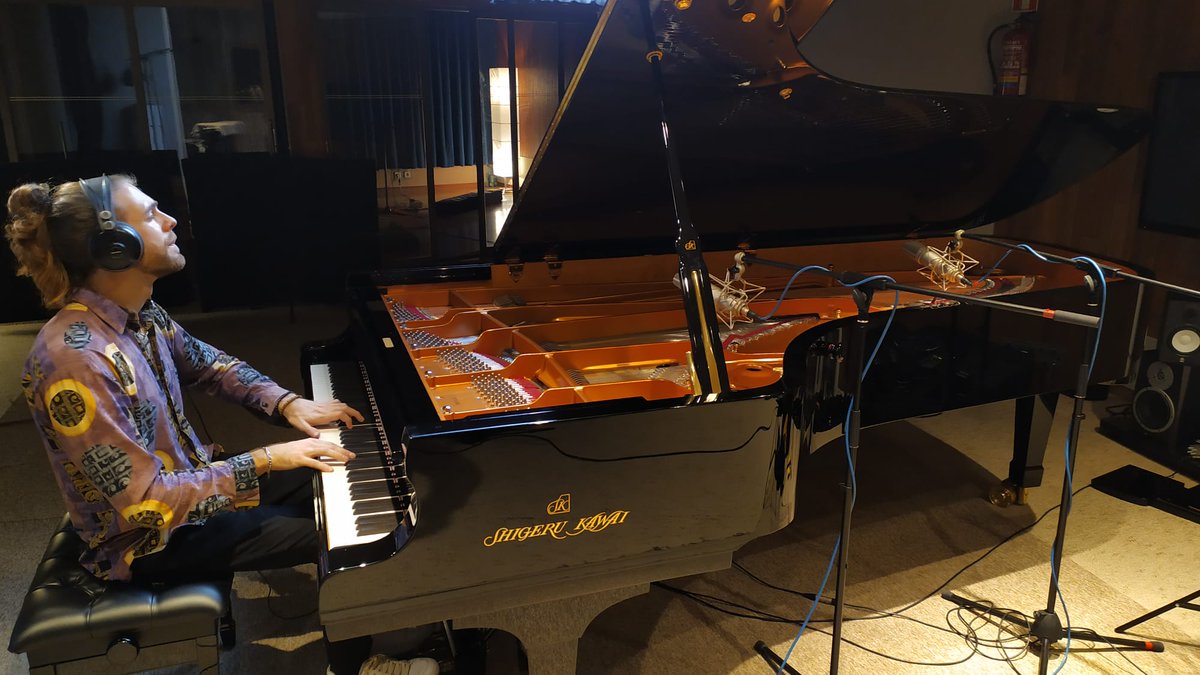 El pianista <a href="/Andres__Barrios/">Andrés Barrios</a> comienza nuevo proyecto junto a #MichaelOliveraGarcia y #ReinierElizarde “el Negrón”🎼

Andrés ha estado grabando en el estudio muy bien acompañado, además de por sus colegas, por un gran cola #ShigeruKawai 🎹

#Polimusica #BilbaoTrading #Kawai #piano