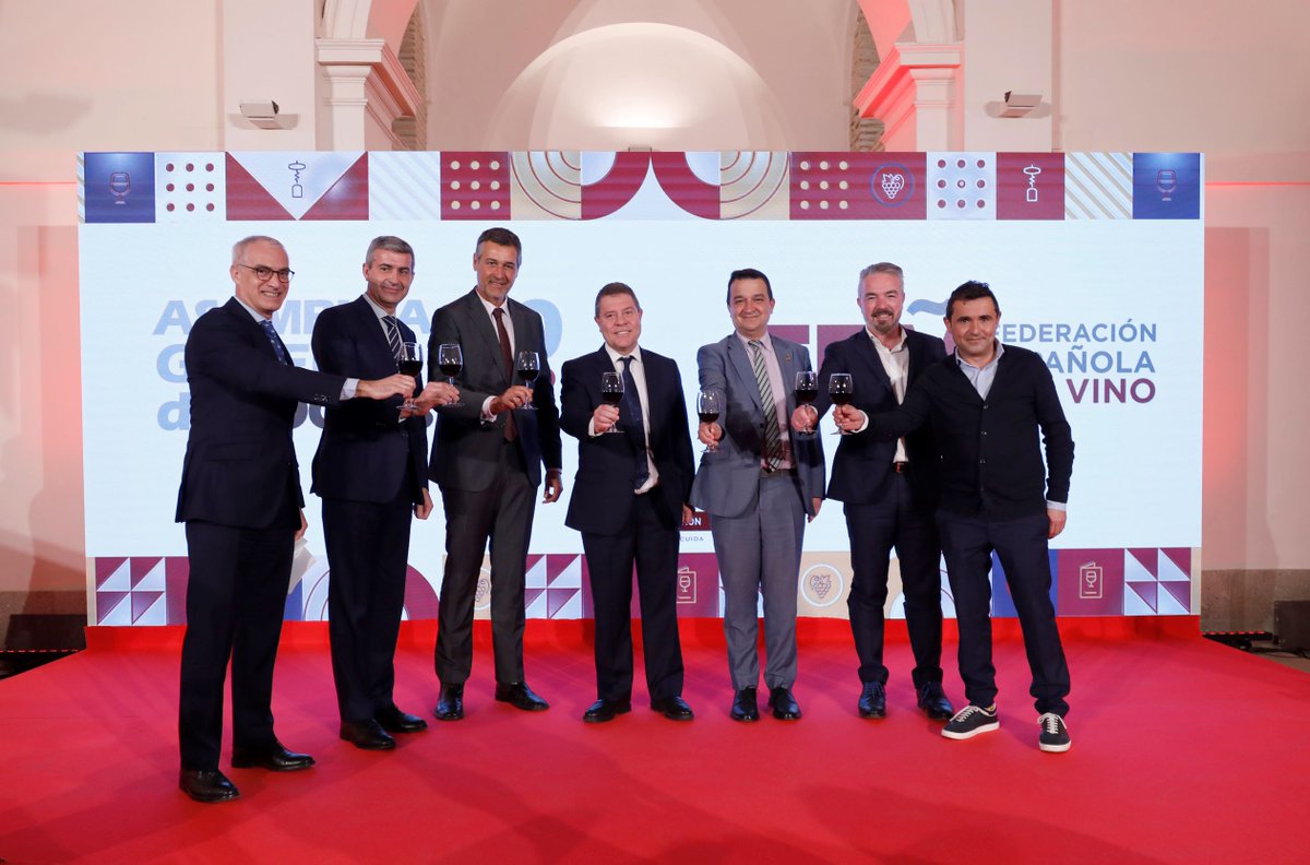 FEV_Vino's tweet photo. 🍷 Ayer celebramos en Toledo la #AsambleaFEV2022.

📢 En el evento le pedimos al Gobierno medidas ante las amenazas que ponen en riesgo la recuperación del sector y la defensa de la legitimidad del consumo de #vino moderado.

Toda la información 👉 https://t.co/3rim659bQL https://t.co/GMwL0ooukB