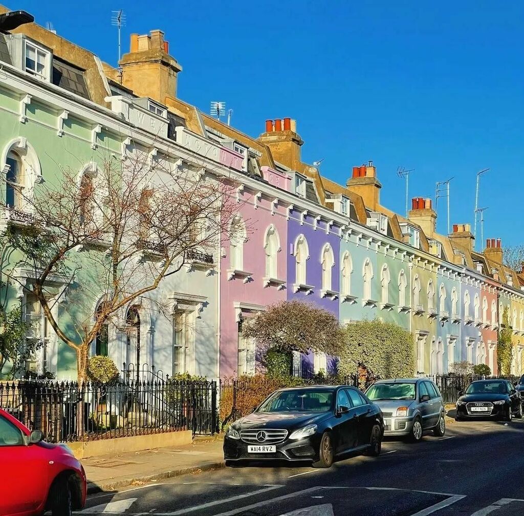 On ne le dira jamais assez, pensez à prendre votre appareil photo en séjour linguistique, on ne sait jamais si vous tombez sur une rue arc-en-ciel 🌈😄

#cityoflondon #londoner #london🇬🇧 #learnenglish #coursanglais #sejourlinguistique #anglais #anglete… instagr.am/p/CbNFaTaMJqq/