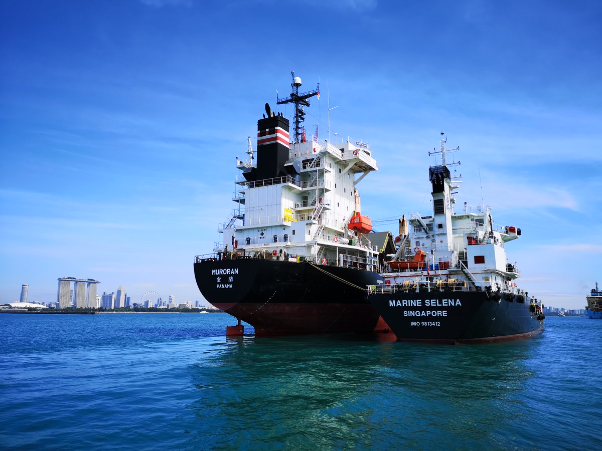 Vitol’s bunker barges successfully manage first deliveries of bio-fuel blended VLSFO to shipping clients in Singapore. Read more: bit.ly/3MXHl4u