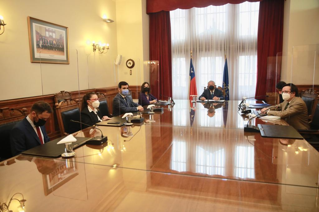 MinjuDDHH's tweet photo. Ministra @mriost junto al Subsecretario @jgajardofalcon y la Subsecretaria @HOberreuter se reunen con el presidente de la Corte Suprema, Juan Eduardo Fuentes, para un saludo protocolar, y avanzar en un trabajo coordinado y fortalecer el #AccesoALaJusticia ⚖️

@PJudicialChile https://t.co/sAdiTY88Hd
