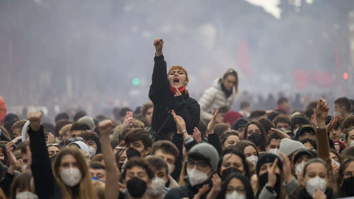 .<a href="/GiuseppeLipariP/">Giuseppe Lipari</a> of <a href="/GlobalStuForum/">Global Student Forum</a> tells the story of the 2014-2015 student mobilizations in Italy — and what youth organizers today can learn from them 

forgeorganizing.org/article/lesson…