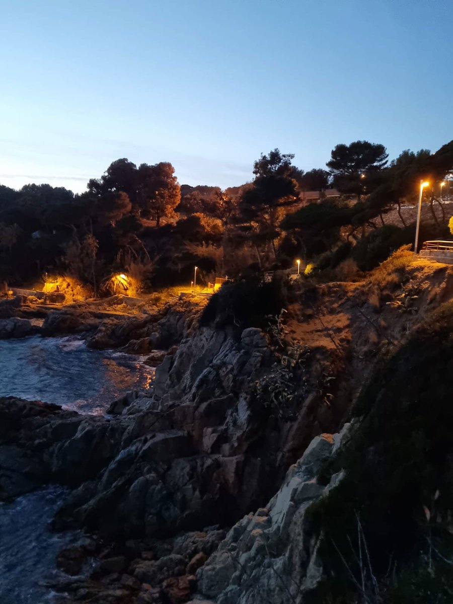 Los caminos de Ronda forman uno de los parajes más extraordinarios de la #costabrava

El tramo de Lloret de Mar luce la luminaria #Circus  Incorporando el filtro ámbar, permite la conservación de la biodiversidad. 

👇 ¡Opiniones!👇
 #alumbradopublico #eficienciaenergetica
