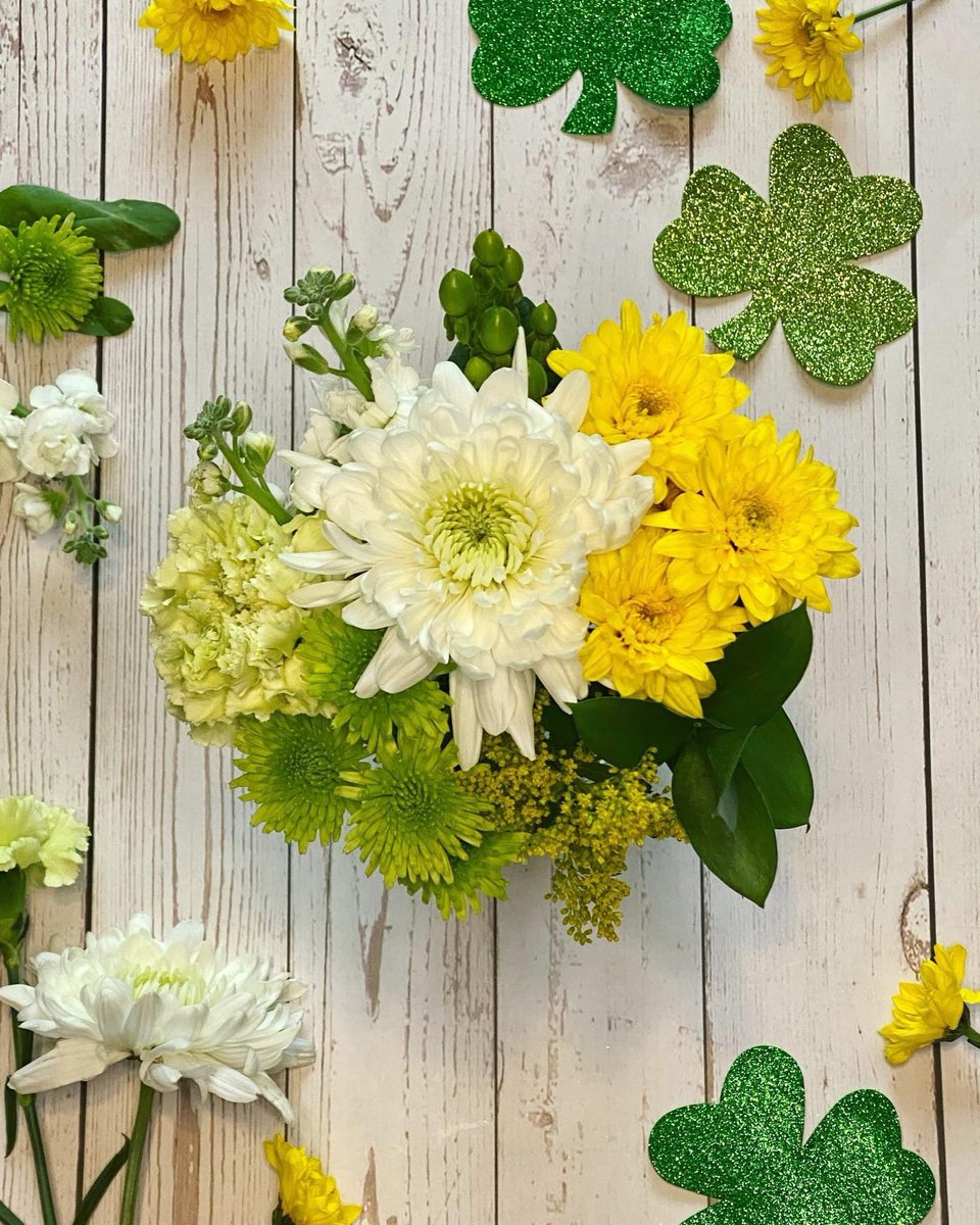 designrschoice's tweet photo. Wishing you a happy &amp; lucky St. Patrick’s Day! 🍀
#StPatricksDay #luckoftheirish #celebrate #green #shamrock #flowers #bouquet https://t.co/NRyuIHTkw9