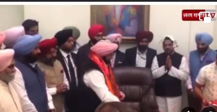 harrysimran00's tweet photo. ਝਾੜੂ ਆਲੇ ਕਾਨਫਰੰਸ ਰੂਮ ਦੀ ਫੋਟੋ ਪਾਈ ਜਾਂਦੇ ਕੇ ਮਹਾਰਾਜਾ ਰਣਜੀਤ ਸਿੰਘ ਦੀ ਫੋਟੋ ਲੱਗੀ ਆ ਪਰ CM office ਦੀ ਫੋਟੋ ਨਹੀਂ ਪਾ ਰਹੇ ਜਿਥੋਂ ਫੋਟੋ ਲਾਹੀ ਹੈ
 ਏਨੀ ਅੰਧ ਭਗਤੀ ਚੰਗੀ ਨਹੀਂ https://t.co/5ztK2rY0hW