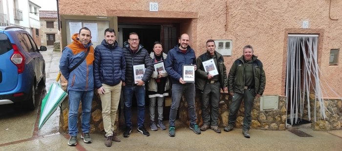GobAragon's tweet photo. 🌲@GobAragon destinará 2M€ para planes forestales de montes públicos que favorezcan el desarrollo económico del #MedioRural
📋 @Bayona_DBM entrega hoy a los Ayuntamientos de #Aladrén, #Paniza y #Cerveruela el Plan de Ordenación de Montes de esta zona
📍https://t.co/vypslLNeIH https://t.co/HwgE8J4Qeb