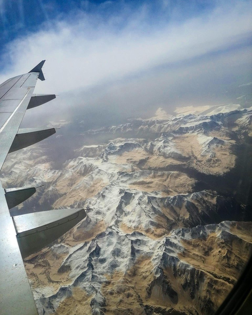 Meteovilles's tweet photo. ✈ Spectaculaire vue au dessus des #Pyrénées montrant très clairement les importants dépôts de #sable du #Sahara au dessus de la #neige !  🟤 (photo María Oruña) https://t.co/9dorVceHhd