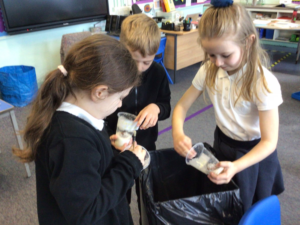 whitdale_ps's tweet photo. P3R followed 5 steps needed to mummify an apple. We used the correct ingredients and checked on them from time to time. The results were amazing but the touch and smell 👃 of them not too good 😌! #WLstem #BritishScienceWeek2022 https://t.co/zumQxE6BdJ