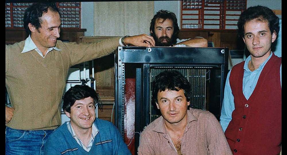 Danes ob 18.00 imamo na ULFRI projekcijo dokumentarca o vzponu in padcu tehnološko-informacijskega giganta Iskra Delta. Na voljo je še nekaj brezplačnih kart ... fri.uni-lj.si/sl/dogodek/kin…