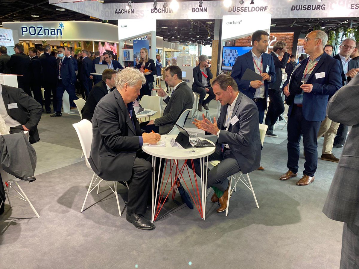 NeugartFelix's tweet image. Die @MIPIMWorld ist der internationale Treffpunkt für Anbieter und Entwickler von Immobilien. Mit dem #NRW-Pavillon haben wir 6 Städten, @business_ruhr und 20 Unternehmen eine Plattform zum Austausch geboten - und auch noch kräftig für den Standort als #EuropesHeartbeat geworben!