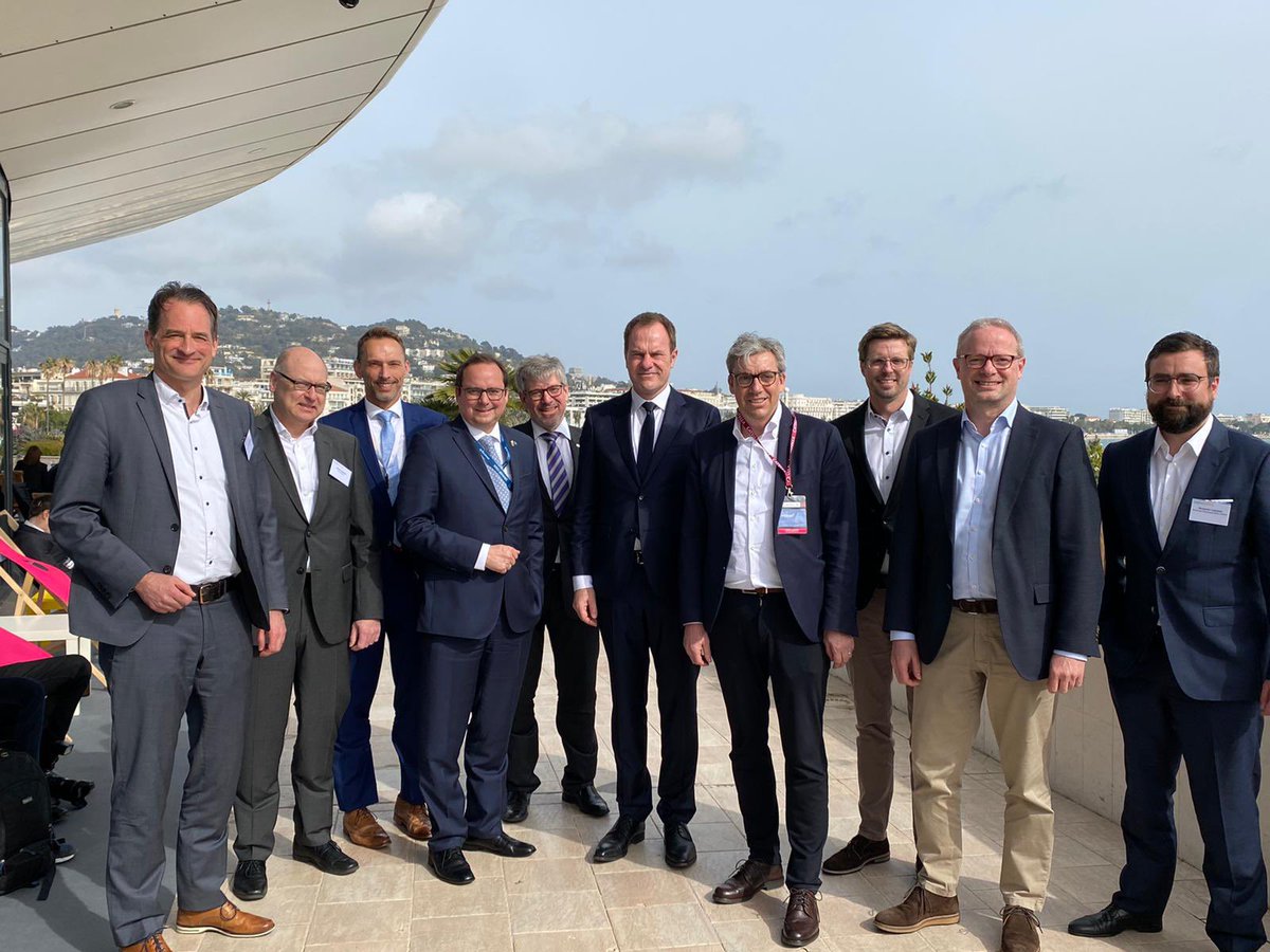 NeugartFelix's tweet image. Die @MIPIMWorld ist der internationale Treffpunkt für Anbieter und Entwickler von Immobilien. Mit dem #NRW-Pavillon haben wir 6 Städten, @business_ruhr und 20 Unternehmen eine Plattform zum Austausch geboten - und auch noch kräftig für den Standort als #EuropesHeartbeat geworben!