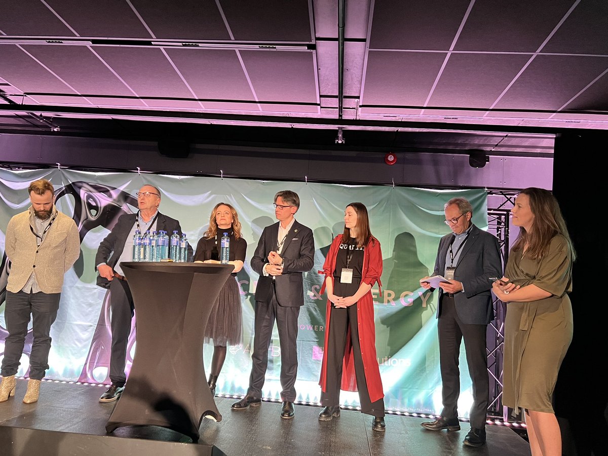 indyRIOT tweet media