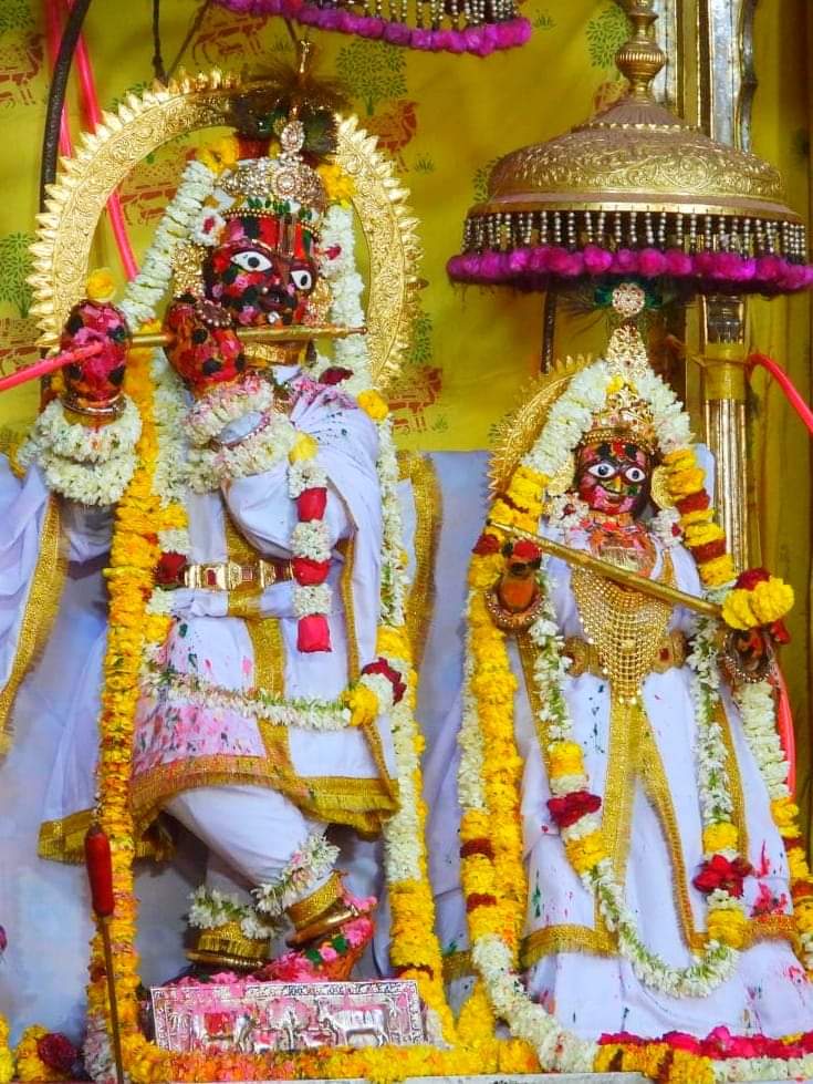 गोविन्द हाथ कनक पिचकारी, संग राधा गोरी जी...
भक्त खड़े दर पे तिहारे, होली खेलों मेरे गोविन्द जी..