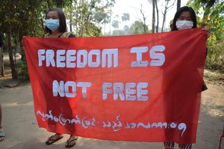 Su10232799's tweet photo. Locals of eastern Yinmarpin &amp; northern Salingyi Tsp continued protesting against Genocidal Dictatorship as 372nd day of protest. 
#WarCrimesOfJunta #2022Mar17Coup #WhatsHappeningInMyanmar https://t.co/QJLAJ5HQdJ