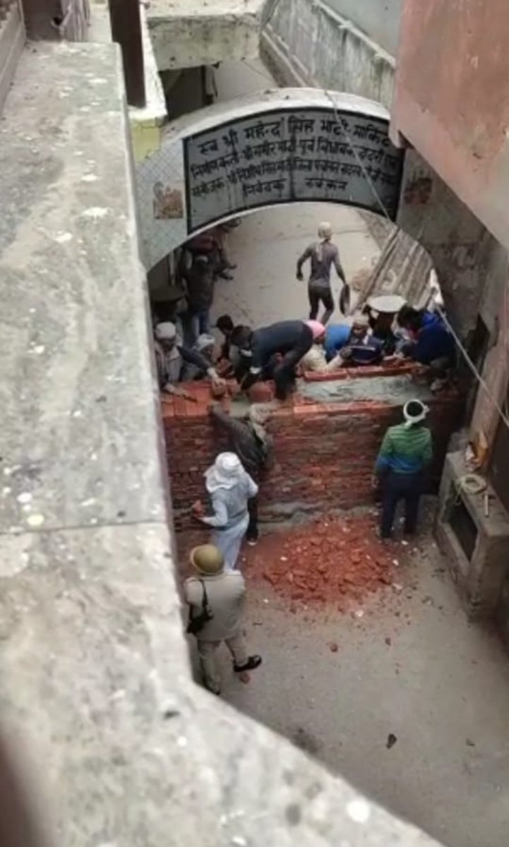 भारत तेजी से मुसलमानों के लिए 'फिलिस्तीन' बनता जा रहा है, दादरी में उत्तर प्रदेश पुलिस ने मुस्लिम गांवों को बाकी इलाकों से जोड़ने वाले वाहिद सड़क पर एक मजबूत दीवार बनवा दी है, जिसके कारण सैकड़ों मुसलमान अपने घरों में कैद हो गए हैं.
#Islamophobia_in_india