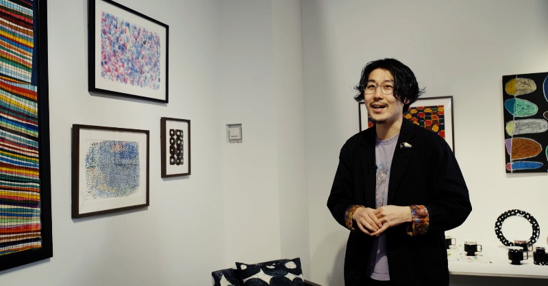 CreativeTrainPR's tweet photo. 来週のゲストは #へラルボニー 代表の松田崇弥さんです。

話題の福祉実験ユニットの代表に
密着インタビュー。

YouTube版
前編3月20日 20:00～
後編3月23日 20:00～

トレインチャンネル
3月21日 #JR東日本 の首都圏10路線で放送予定 https://t.co/P20oCOQihD