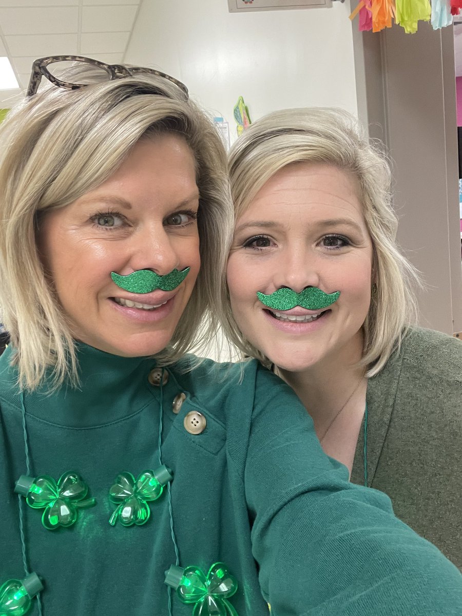 first_teach's tweet photo. Happy St. Patrick’s Day! #owlsome @OakviewElem @LibertoOwl https://t.co/aPl8RjOJa2