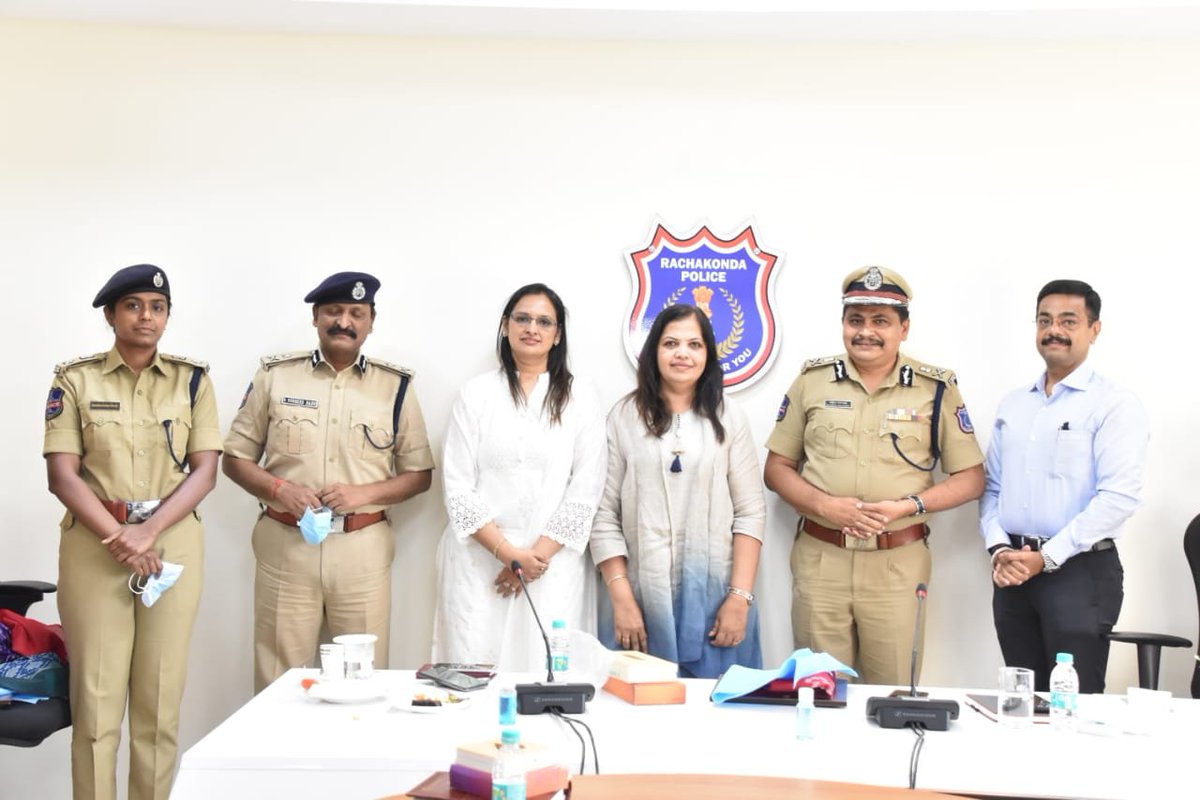 MalkajgiriCop's tweet photo. #FreeOnlineTutorials of @BYJUS to children of #RachakondaPolice personnel studying from 4th to 12th including JEE,NEET preparation as a part of CSR & competitive exams. Office bearers of #Smilefoundation a civil society from Maharashtra a CSR partner with BYJUs met #CP_Rachakonda https://t.co/RpqK4lGsGK
