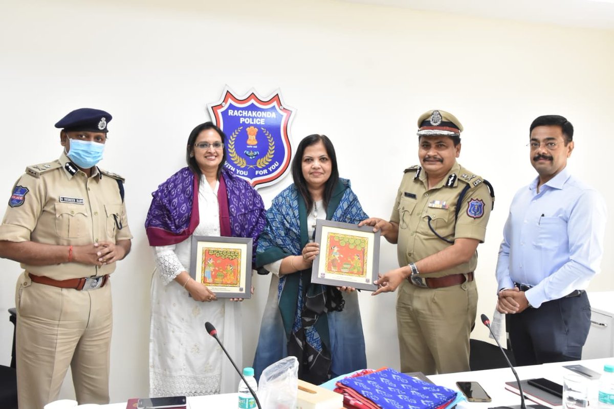 MalkajgiriCop's tweet photo. #FreeOnlineTutorials of @BYJUS to children of #RachakondaPolice personnel studying from 4th to 12th including JEE,NEET preparation as a part of CSR & competitive exams. Office bearers of #Smilefoundation a civil society from Maharashtra a CSR partner with BYJUs met #CP_Rachakonda https://t.co/RpqK4lGsGK