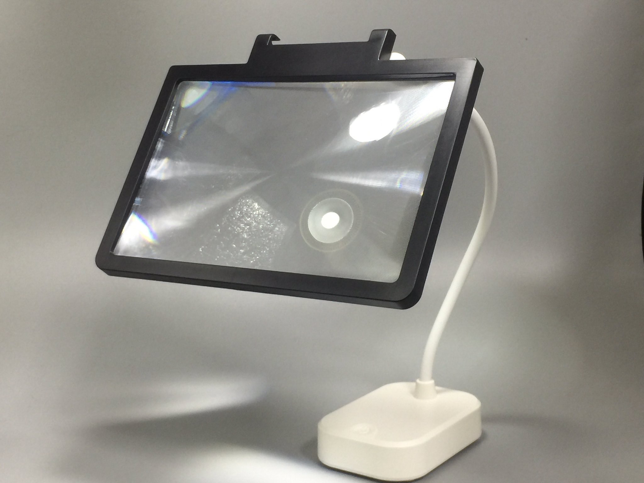 伊藤霊一 Ryou ツマツク22開催中 スマホ拡大スクリーンはレンズの枠を外し 裏にあるスタンド固定用の出っ張りを削ります ニッパーでバチバチ切ってヤスリをかけて 平らにしましょう T Co 8v4ll7gms1 Twitter