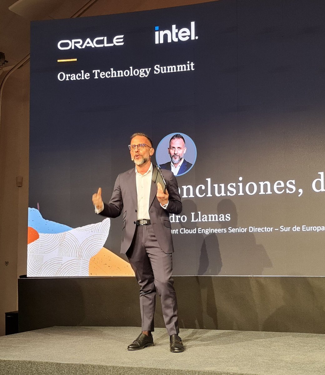 rodriguezhernan's tweet photo. Cierra el #oracletechsummit Pedro Llamas, Account Cloud Engineers Senior Director – Sur de Europa, Oracle, resumiendo los aspectos más destacados del evento.
Ha sido una mañana muy intensa pero muy entrañable por el reencuentro después de tanto tiempo. @oracle_es https://t.co/XBa8kn8lYx