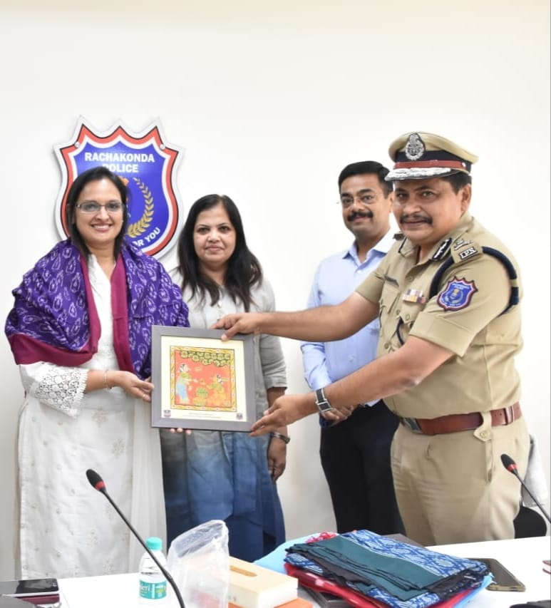 MalkajgiriCop's tweet photo. #FreeOnlineTutorials of @BYJUS to children of #RachakondaPolice personnel studying from 4th to 12th including JEE,NEET preparation as a part of CSR & competitive exams. Office bearers of #Smilefoundation a civil society from Maharashtra a CSR partner with BYJUs met #CP_Rachakonda https://t.co/RpqK4lGsGK