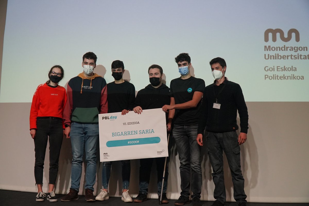 MU_gep's tweet photo. Bigarren saria, ekintzailetasun aipamena jasotzen duena, Ingeniaritza Informatikoa graduko 2. mailako ikasleen ESKU proiektuak irabazi du. Beraiek, eskuen zeinurako itzultzaile bat sortu dute. Zorionak! #PBLday https://t.co/5a0uoLXjAg